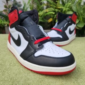 Jordan 1 Retro High OG Black Toe Reimaginado